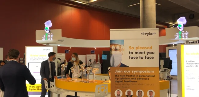 Hélices holographiques présentant des dispositifs médicaux en 3D sur un stand de congrès